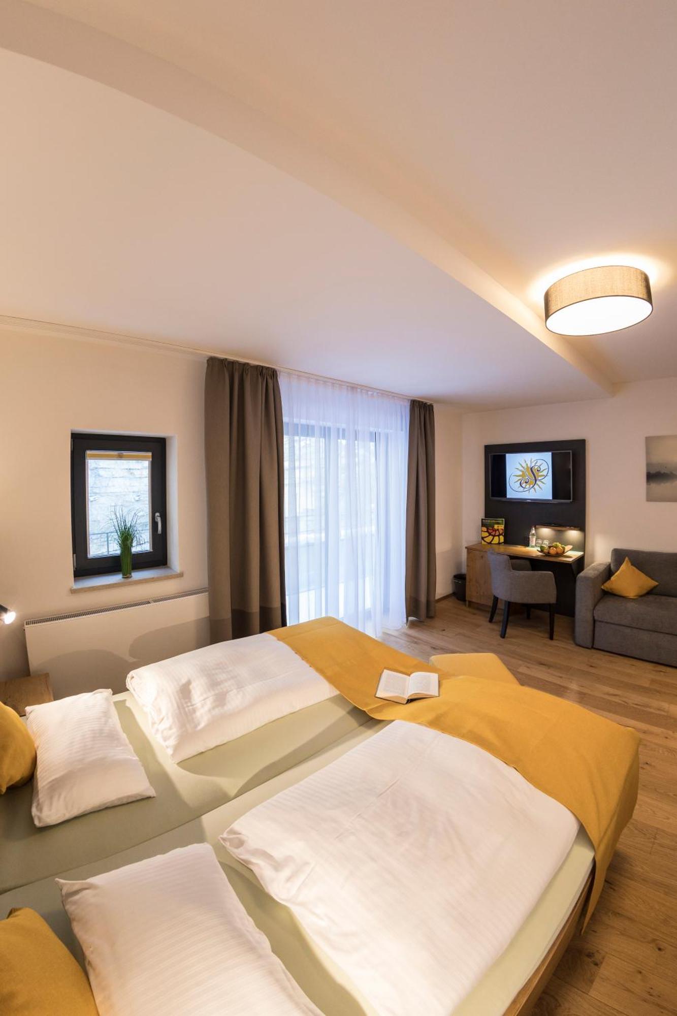 Hotel-Gasthof Zur Sonne Pappenheim Bagian luar foto