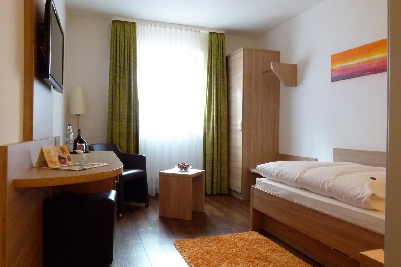 Hotel-Gasthof Zur Sonne Pappenheim Bagian luar foto